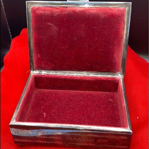 Larger trinket felt lined metal and wooden box with raised rose stem on lid - Picture 8 of 8